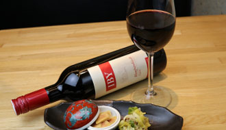 新宿つな八の…「フォワグラの西京漬けと赤ワイン」